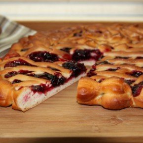 Вкуснейший сладкий пирог с яблоком и брусникой